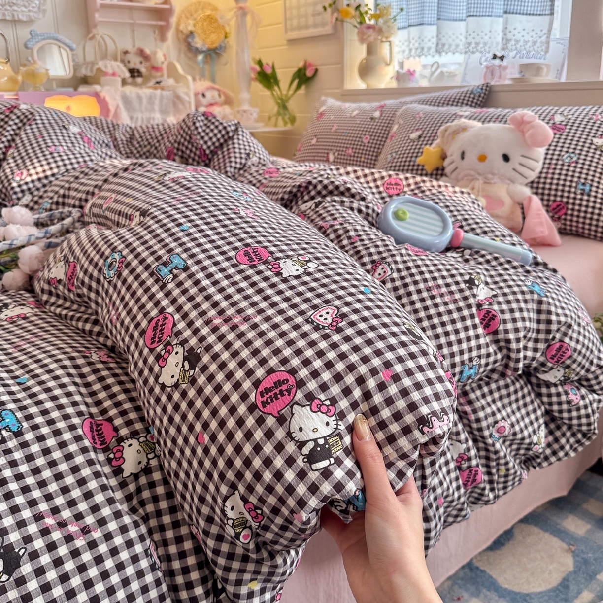 91家纺网 家纺一手货源 找家纺 初念 2026新款云感纱印花四件套 棋盘粉KT