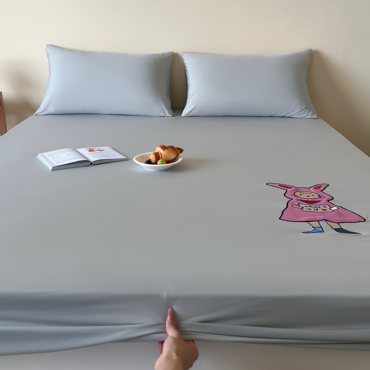 91家纺网 家纺一手货源 找家纺 RYB红黄兰 2026新款设计师原创A类锦氨贴布绣超凉感床笠三件套床笠单件 魅影灰