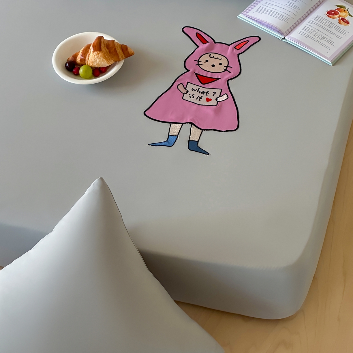 91家纺网 家纺一手货源 找家纺 RYB红黄兰 2026新款设计师原创A类锦氨贴布绣超凉感床笠三件套床笠单件 魅影灰