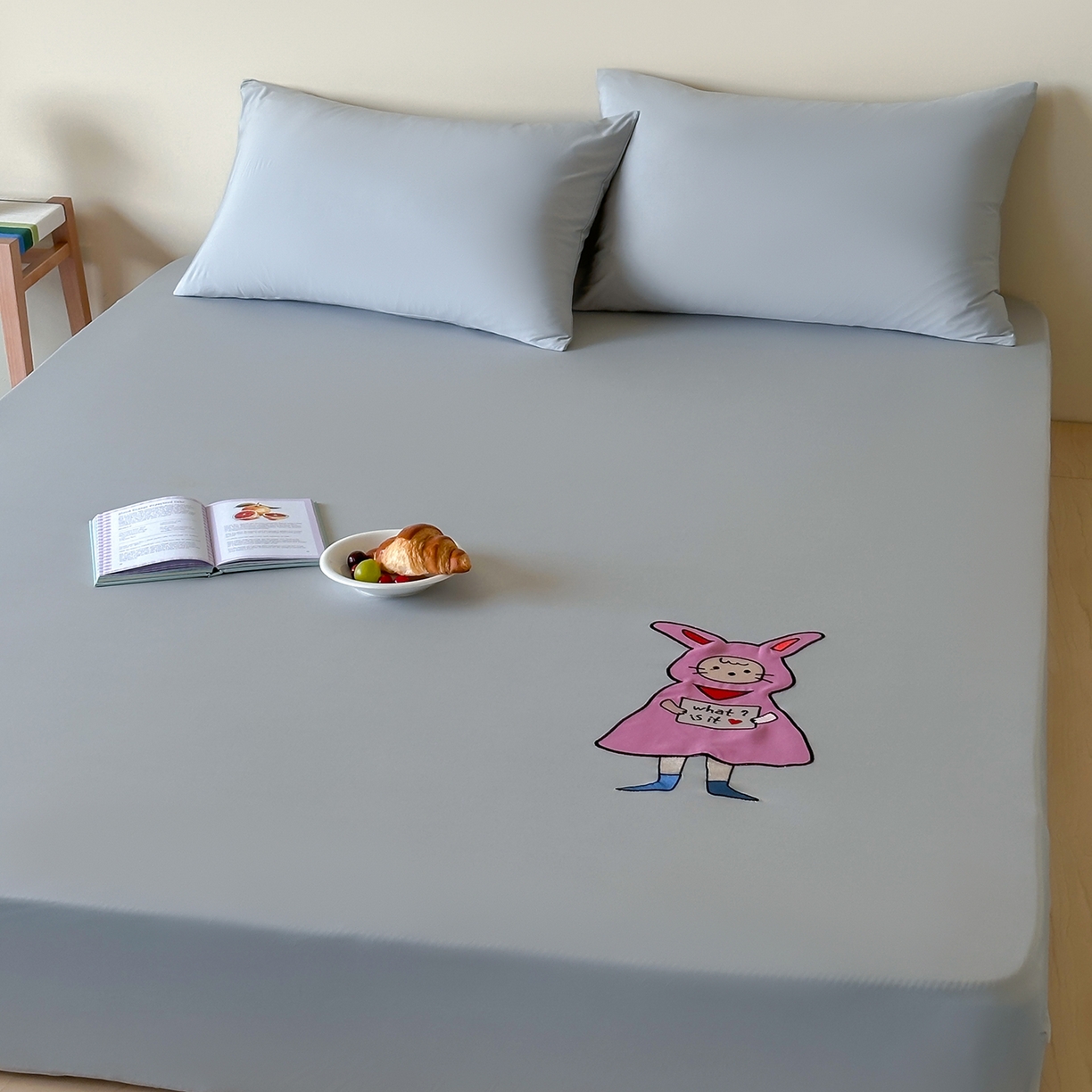 91家纺网 家纺一手货源 找家纺 RYB红黄兰 2026新款设计师原创A类锦氨贴布绣超凉感床笠三件套床笠单件 魅影灰