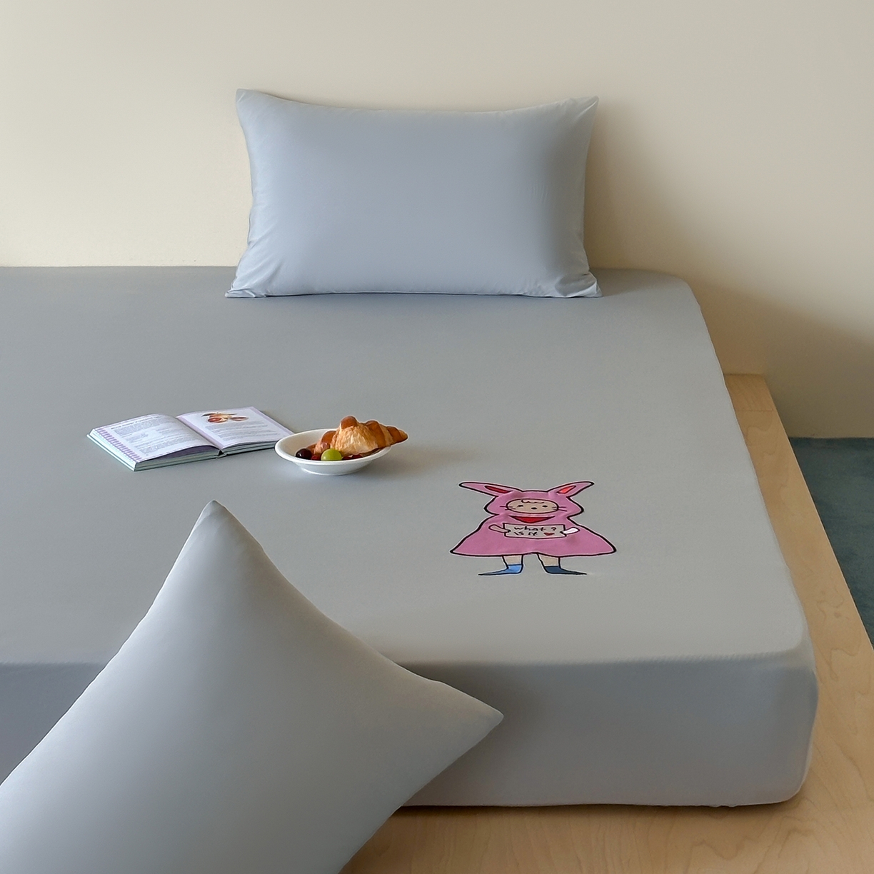 91家纺网 家纺一手货源 找家纺 RYB红黄兰 2026新款设计师原创A类锦氨贴布绣超凉感床笠三件套床笠单件 魅影灰