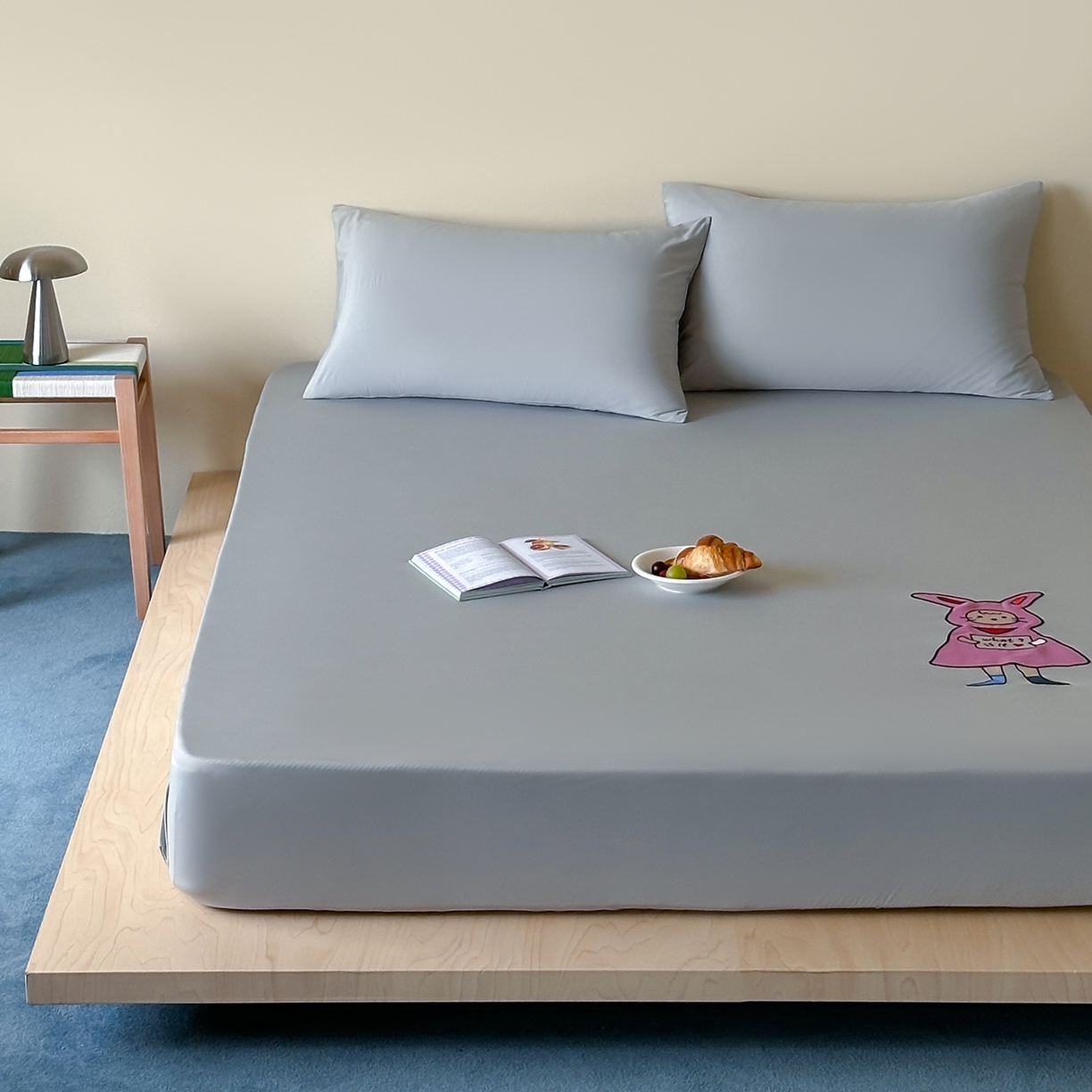 91家纺网 家纺一手货源 找家纺 RYB红黄兰 2026新款设计师原创A类锦氨贴布绣超凉感床笠三件套床笠单件 魅影灰