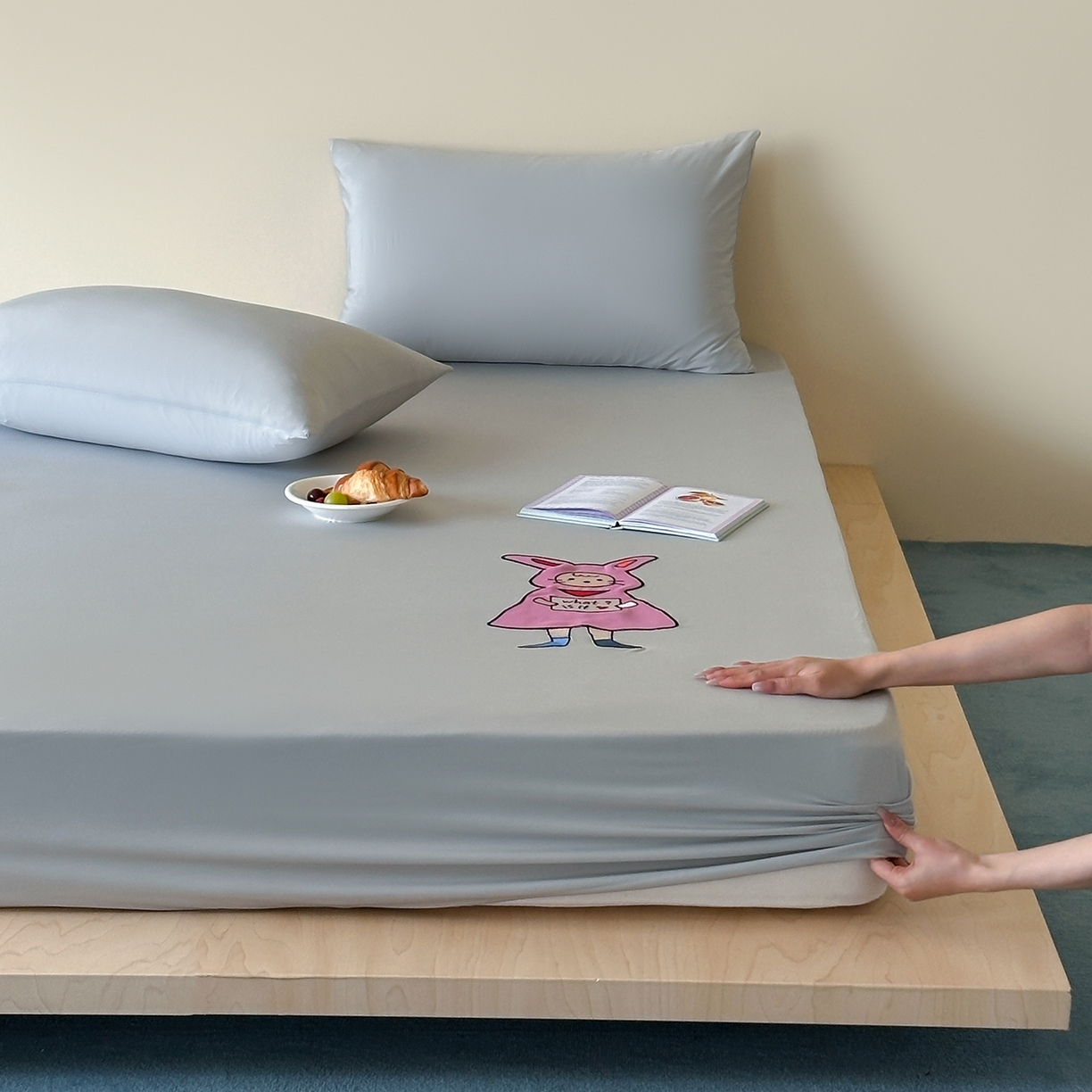 91家纺网 家纺一手货源 找家纺 RYB红黄兰 2026新款设计师原创A类锦氨贴布绣超凉感床笠三件套床笠单件 魅影灰