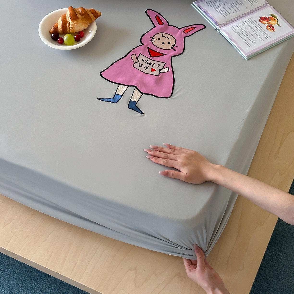 91家纺网 家纺一手货源 找家纺 RYB红黄兰 2026新款设计师原创A类锦氨贴布绣超凉感床笠三件套床笠单件 魅影灰