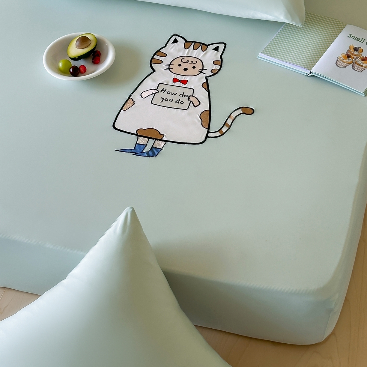 91家纺网 家纺一手货源 找家纺 RYB红黄兰 2026新款设计师原创A类锦氨贴布绣超凉感床笠三件套床笠单件 冰雾绿