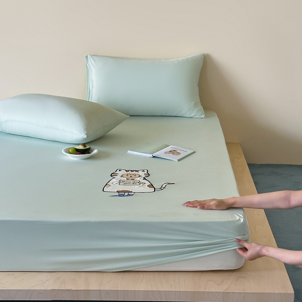 91家纺网 家纺一手货源 找家纺 RYB红黄兰 2026新款设计师原创A类锦氨贴布绣超凉感床笠三件套床笠单件 冰雾绿