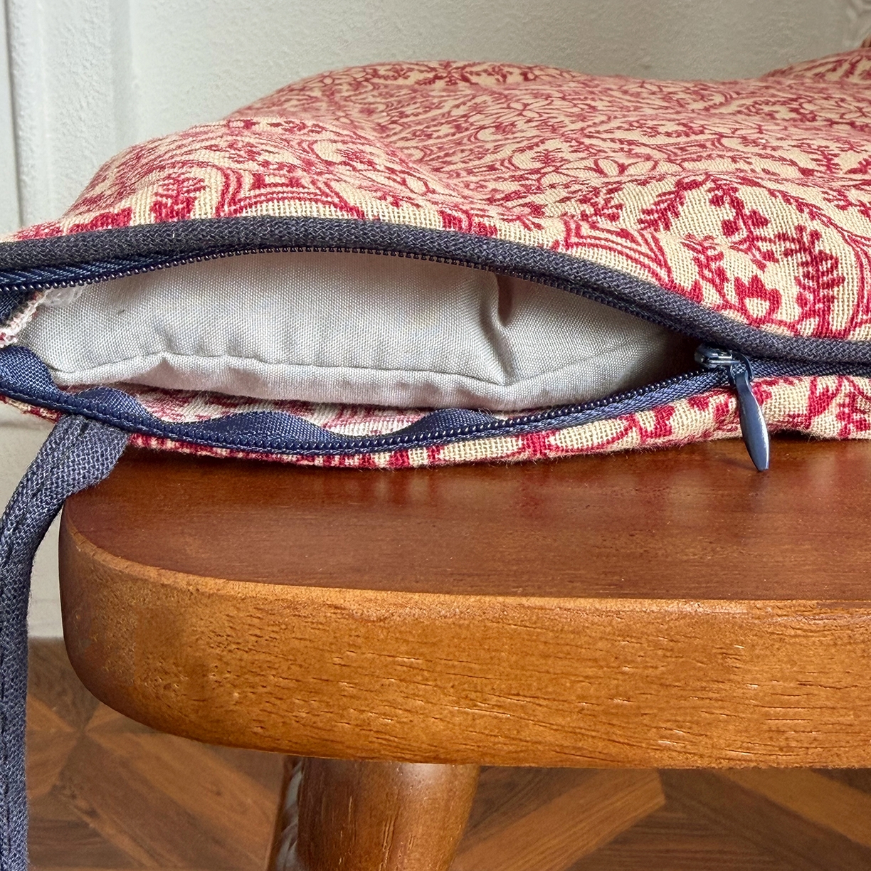 91家纺网 家纺一手货源 找家纺 座享家 2026新款棉麻复古坐垫 胭脂