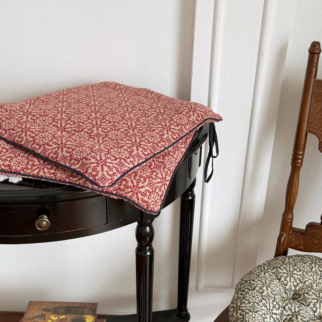 91家纺网 家纺一手货源 找家纺 座享家 2026新款棉麻复古坐垫 胭脂