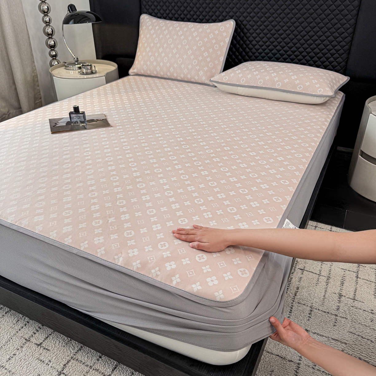 91家纺网 家纺一手货源 找家纺 （总）赛丽雅 2026新款A类450克PE提花复合三明治床笠款凉感面料凉席防滑全包床罩,爱心小熊-粉,爱心小熊-灰,爱心小熊-蓝,爱心小熊-绿,爱心小熊-浅兰,法式小香-粉,法式小香-灰,法式小香-蓝,法式小香-绿,法式小香-浅兰,秘境-粉,秘境-灰,秘境-蓝,秘境-绿,秘境-浅兰,蔷薇玫瑰-粉,蔷薇玫瑰-灰,蔷薇玫瑰-蓝,蔷薇玫瑰-绿,蔷薇玫瑰-浅兰,四叶草-灰,四叶草-蓝,四叶草-绿,四叶草-浅兰,四叶草-香槟金,雾色玫瑰-绿,雾色庄园-粉,雾色庄园-灰,雾色庄园-蓝,雾色庄园-浅兰,羽纹-绿,雅娜风范,羽纹-浅兰,羽纹-粉,羽纹-灰,羽纹-蓝