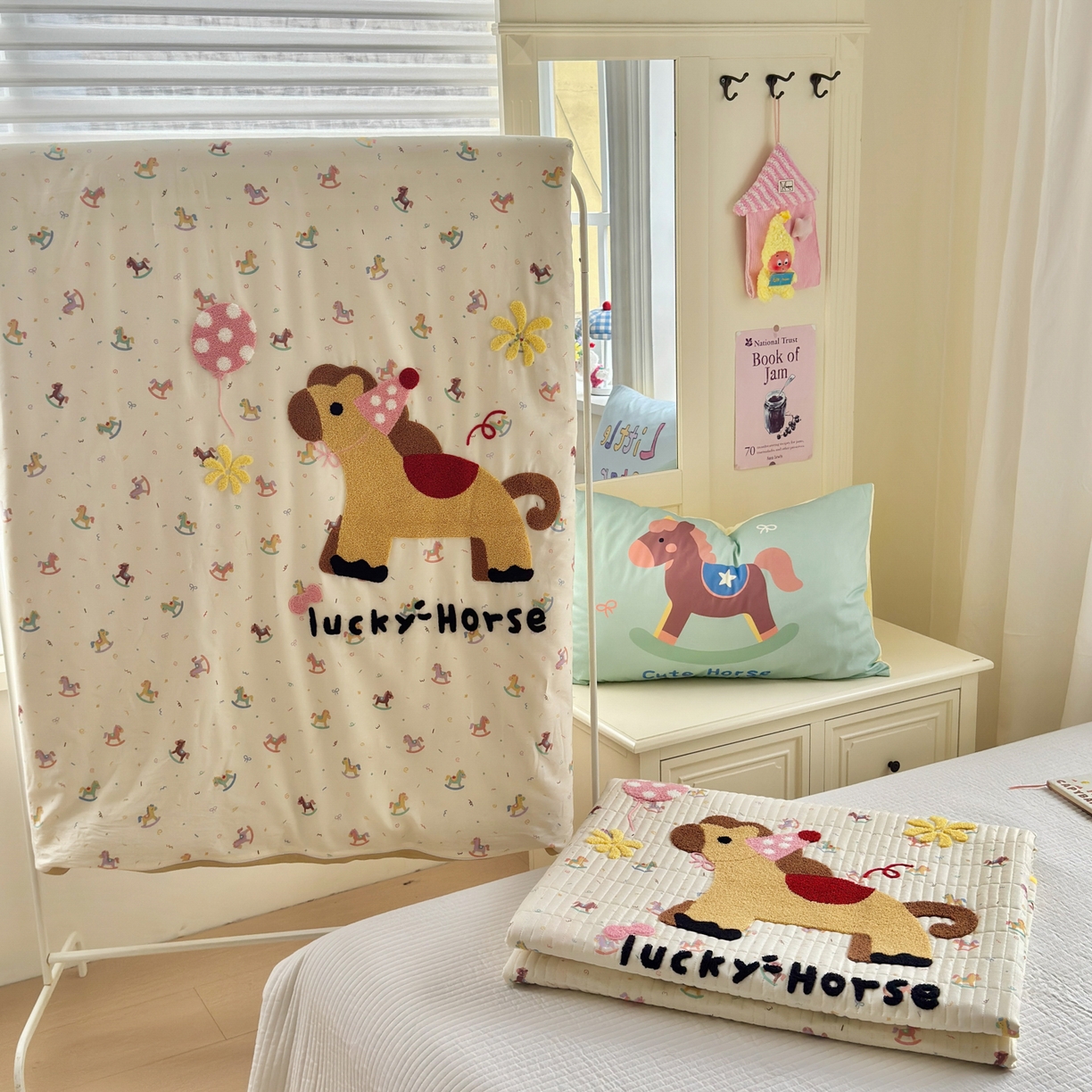 91家纺网 家纺一手货源 找家纺 （总）妮可 2026新款全棉毛巾绣夹棉床盖四件套搭配大版数码印花枕套