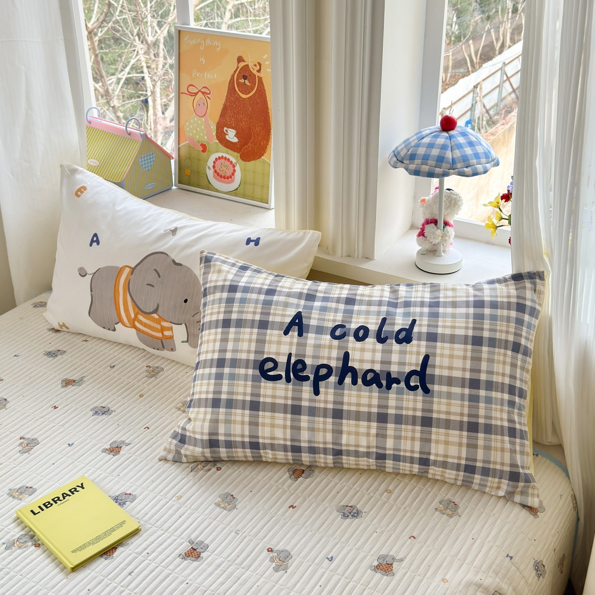 91家纺网 家纺一手货源 找家纺 妮可 2026新款全棉毛巾绣夹棉床盖四件套搭配大版数码印花枕套 快乐小象