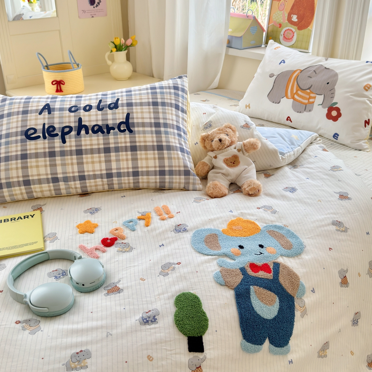 91家纺网 家纺一手货源 找家纺 妮可 2026新款全棉毛巾绣夹棉床盖四件套搭配大版数码印花枕套 快乐小象