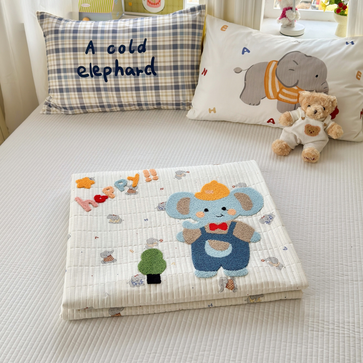 91家纺网 家纺一手货源 找家纺 妮可 2026新款全棉毛巾绣夹棉床盖四件套搭配大版数码印花枕套 快乐小象