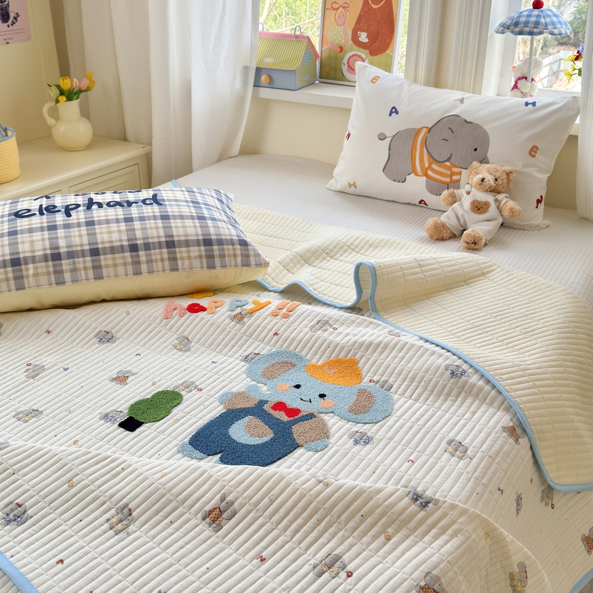 91家纺网 家纺一手货源 找家纺 妮可 2026新款全棉毛巾绣夹棉床盖四件套搭配大版数码印花枕套 快乐小象