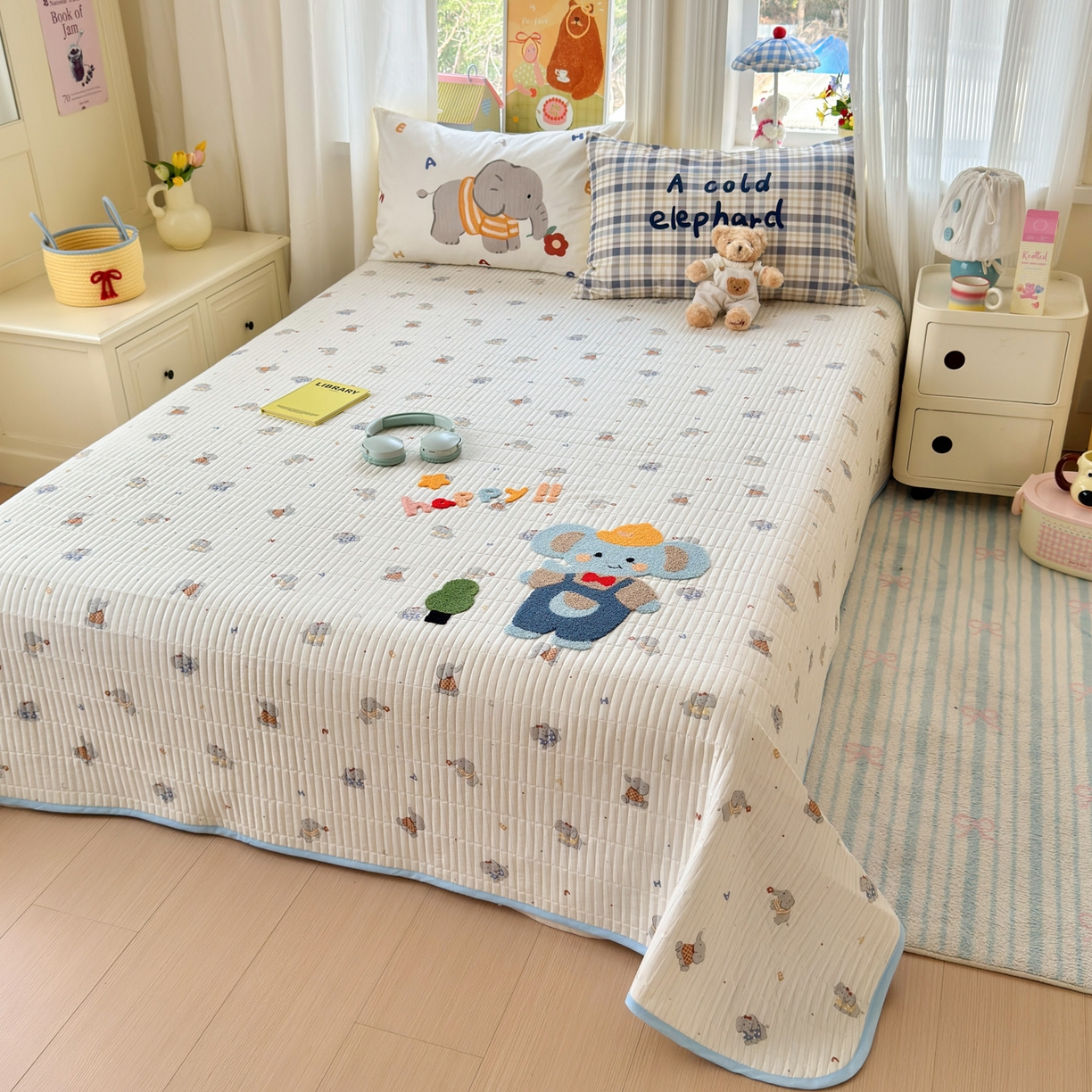 91家纺网 家纺一手货源 找家纺 妮可 2026新款全棉毛巾绣夹棉床盖四件套搭配大版数码印花枕套 快乐小象