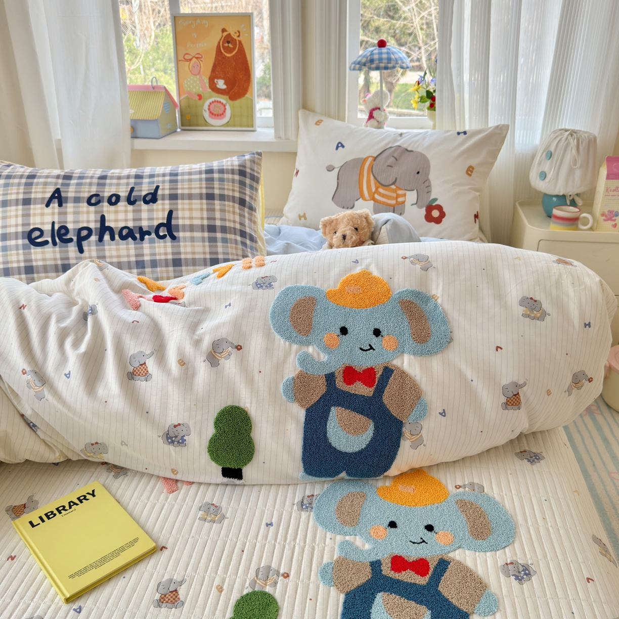 91家纺网 家纺一手货源 找家纺 妮可 2026新款全棉毛巾绣夹棉床盖四件套搭配大版数码印花枕套 快乐小象