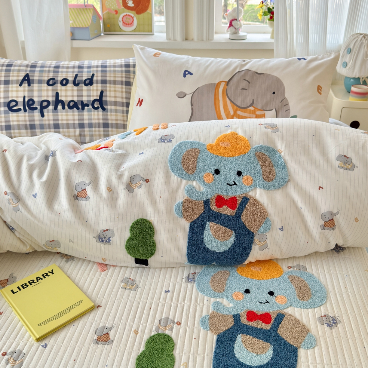 91家纺网 家纺一手货源 找家纺 妮可 2026新款全棉毛巾绣夹棉床盖四件套搭配大版数码印花枕套 快乐小象