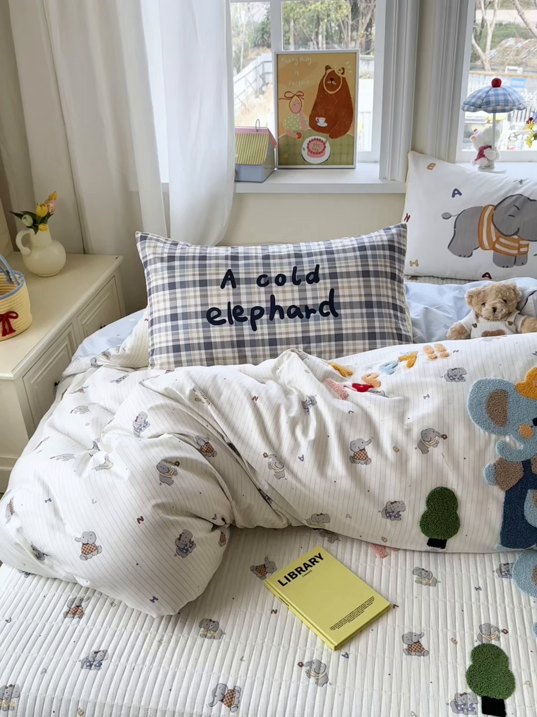 91家纺网 家纺一手货源 找家纺 妮可 2026新款全棉毛巾绣夹棉床盖四件套搭配大版数码印花枕套 快乐小象