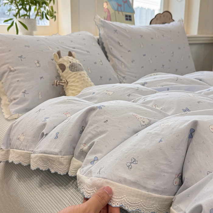 91家纺网 家纺一手货源 找家纺 漫仙阁家纺 2026新款云感泡芙棉夏被四件套 蓝色小兔
