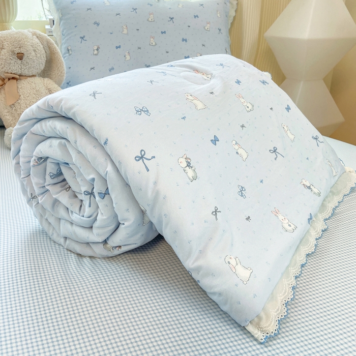 91家纺网 家纺一手货源 找家纺 漫仙阁家纺 2026新款云感泡芙棉夏被四件套 蓝色小兔