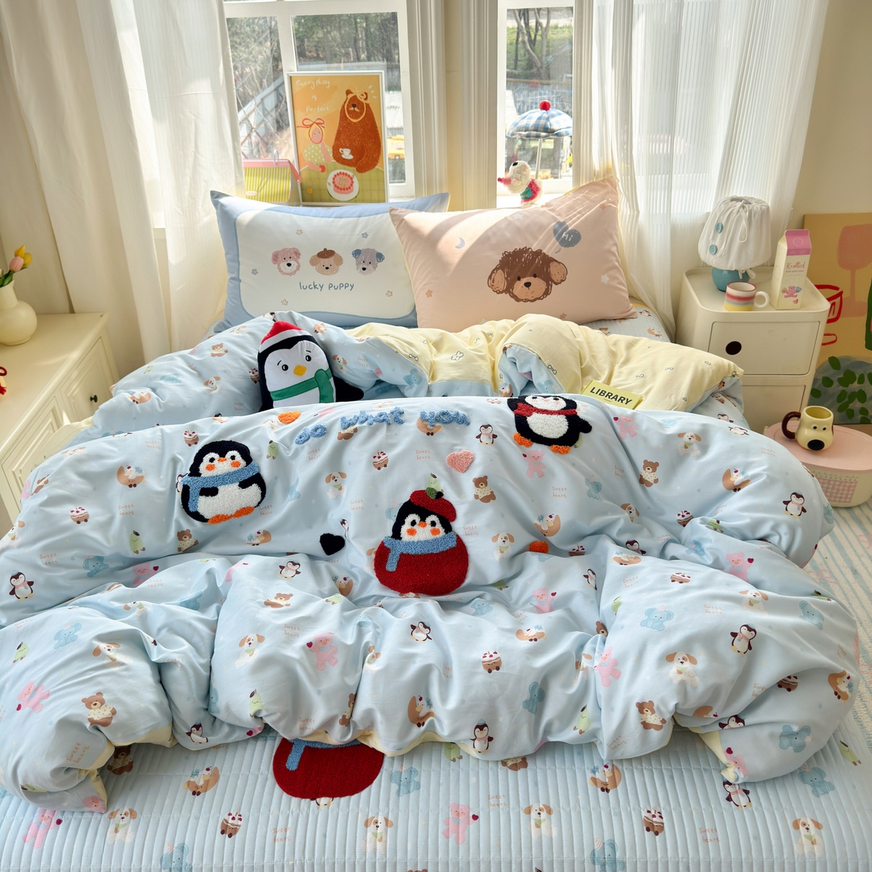 91家纺网 家纺一手货源 找家纺 妮可 2026新款全棉毛巾绣夹棉床盖四件套搭配大版数码印花枕套 企鹅宝宝