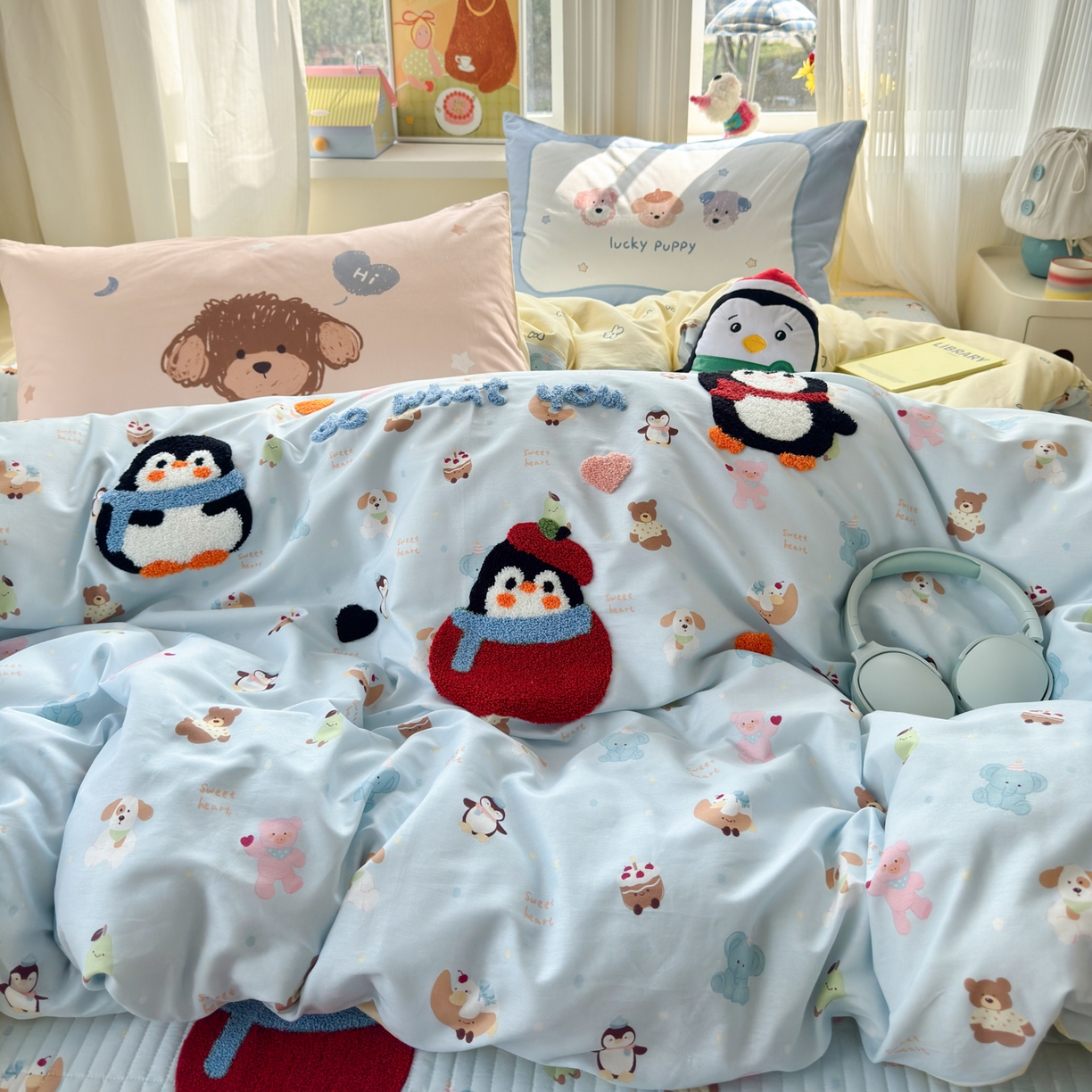 91家纺网 家纺一手货源 找家纺 妮可 2026新款全棉毛巾绣夹棉床盖四件套搭配大版数码印花枕套 企鹅宝宝