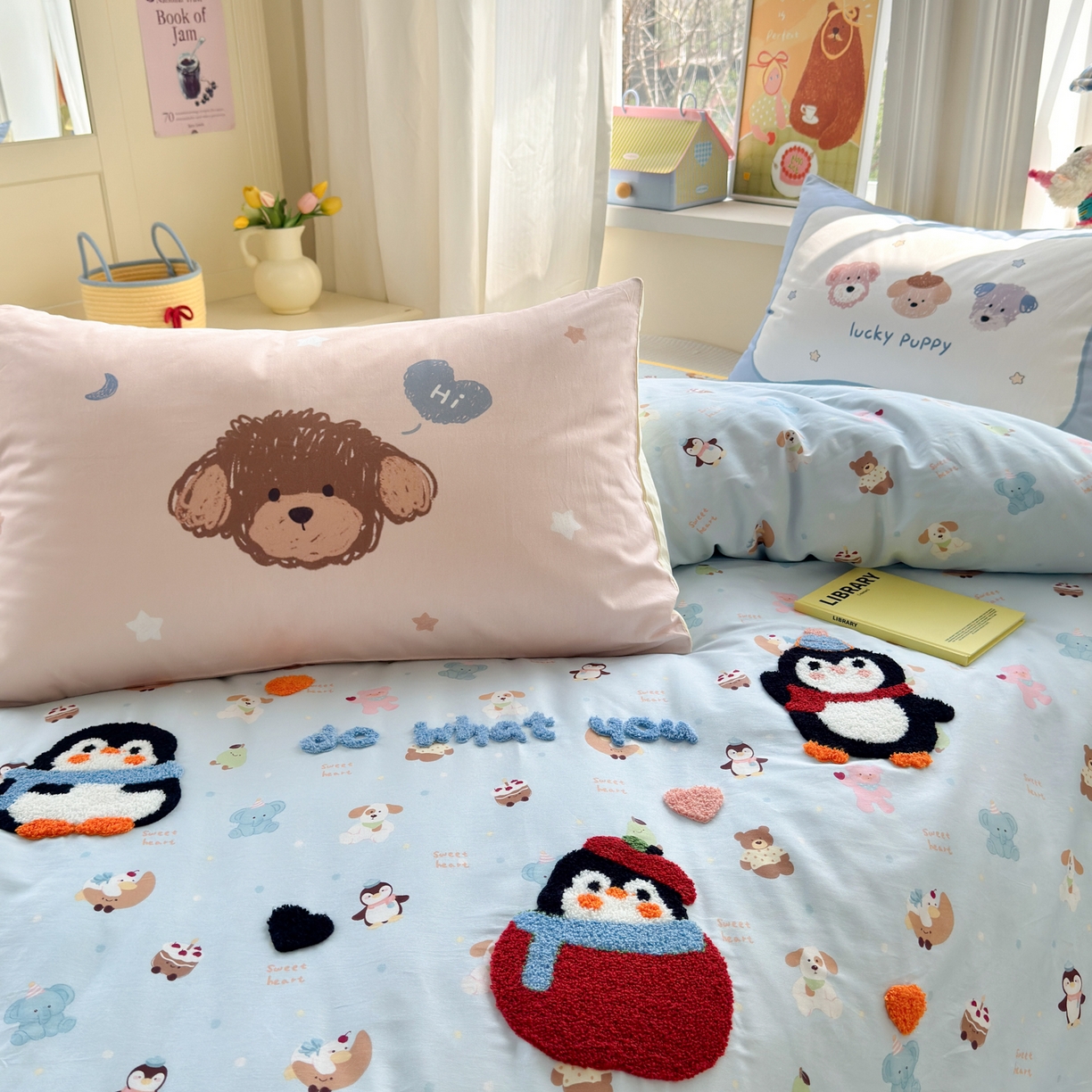 91家纺网 家纺一手货源 找家纺 妮可 2026新款全棉毛巾绣夹棉床盖四件套搭配大版数码印花枕套 企鹅宝宝