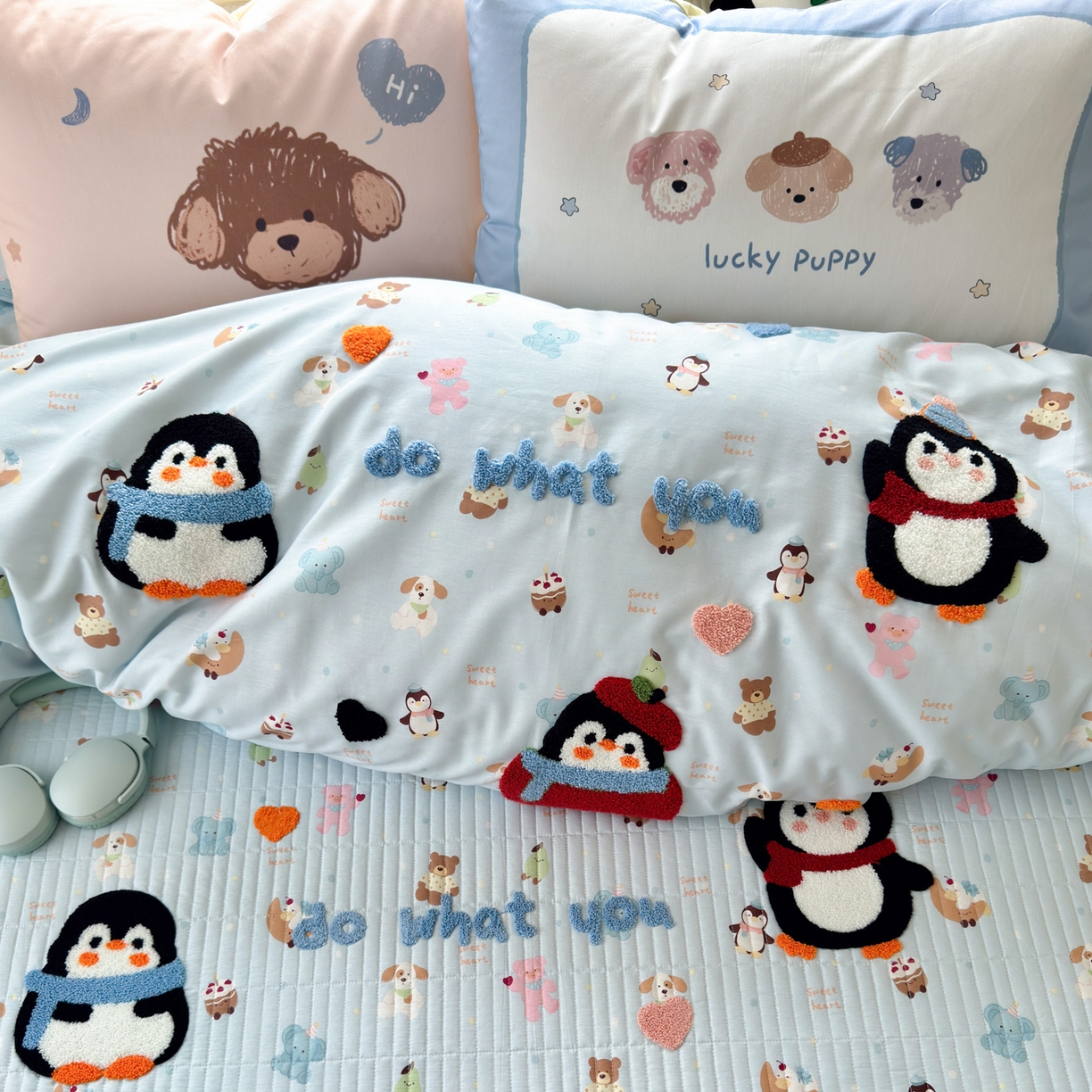 91家纺网 家纺一手货源 找家纺 妮可 2026新款全棉毛巾绣夹棉床盖四件套搭配大版数码印花枕套 企鹅宝宝