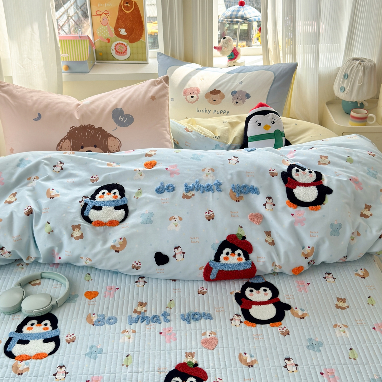 91家纺网 家纺一手货源 找家纺 妮可 2026新款全棉毛巾绣夹棉床盖四件套搭配大版数码印花枕套 企鹅宝宝