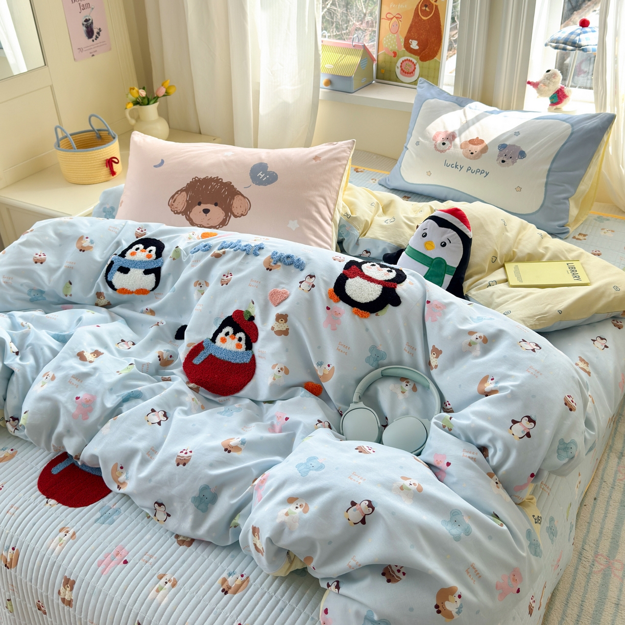 91家纺网 家纺一手货源 找家纺 妮可 2026新款全棉毛巾绣夹棉床盖四件套搭配大版数码印花枕套 企鹅宝宝