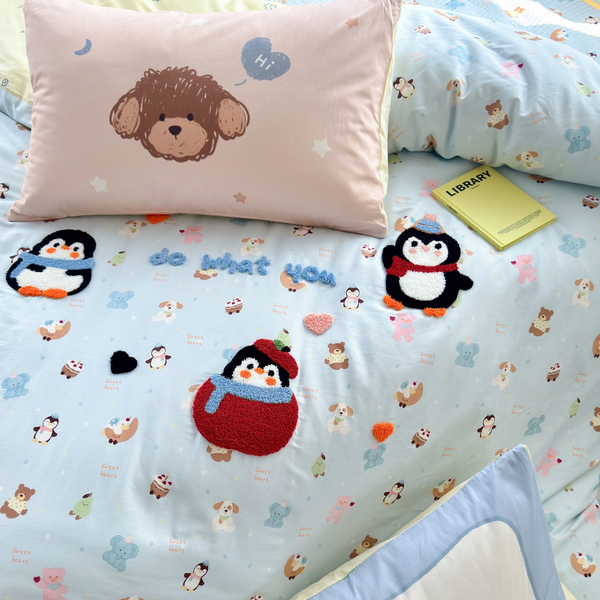 91家纺网 家纺一手货源 找家纺 妮可 2026新款全棉毛巾绣夹棉床盖四件套搭配大版数码印花枕套 企鹅宝宝