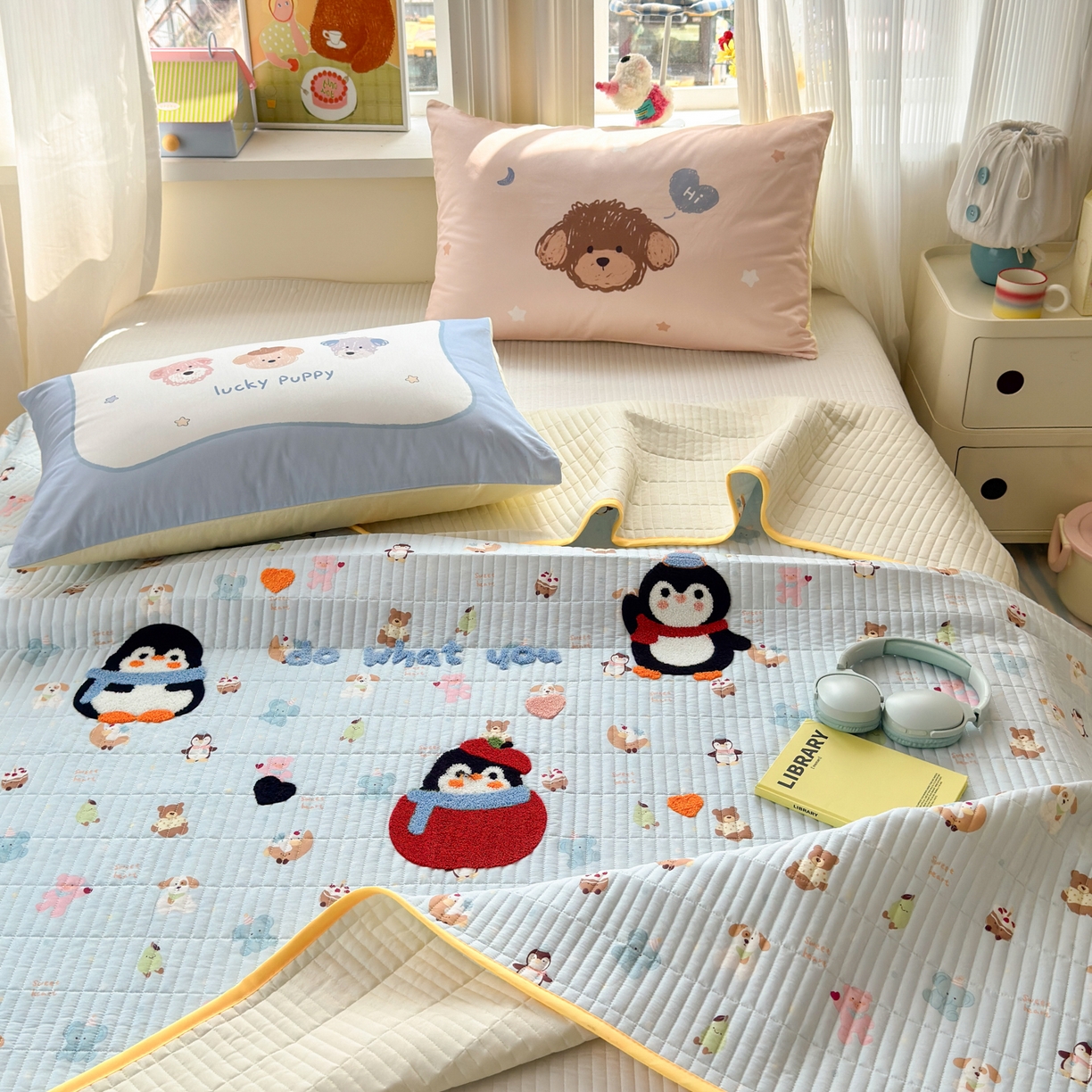 91家纺网 家纺一手货源 找家纺 妮可 2026新款全棉毛巾绣夹棉床盖四件套搭配大版数码印花枕套 企鹅宝宝