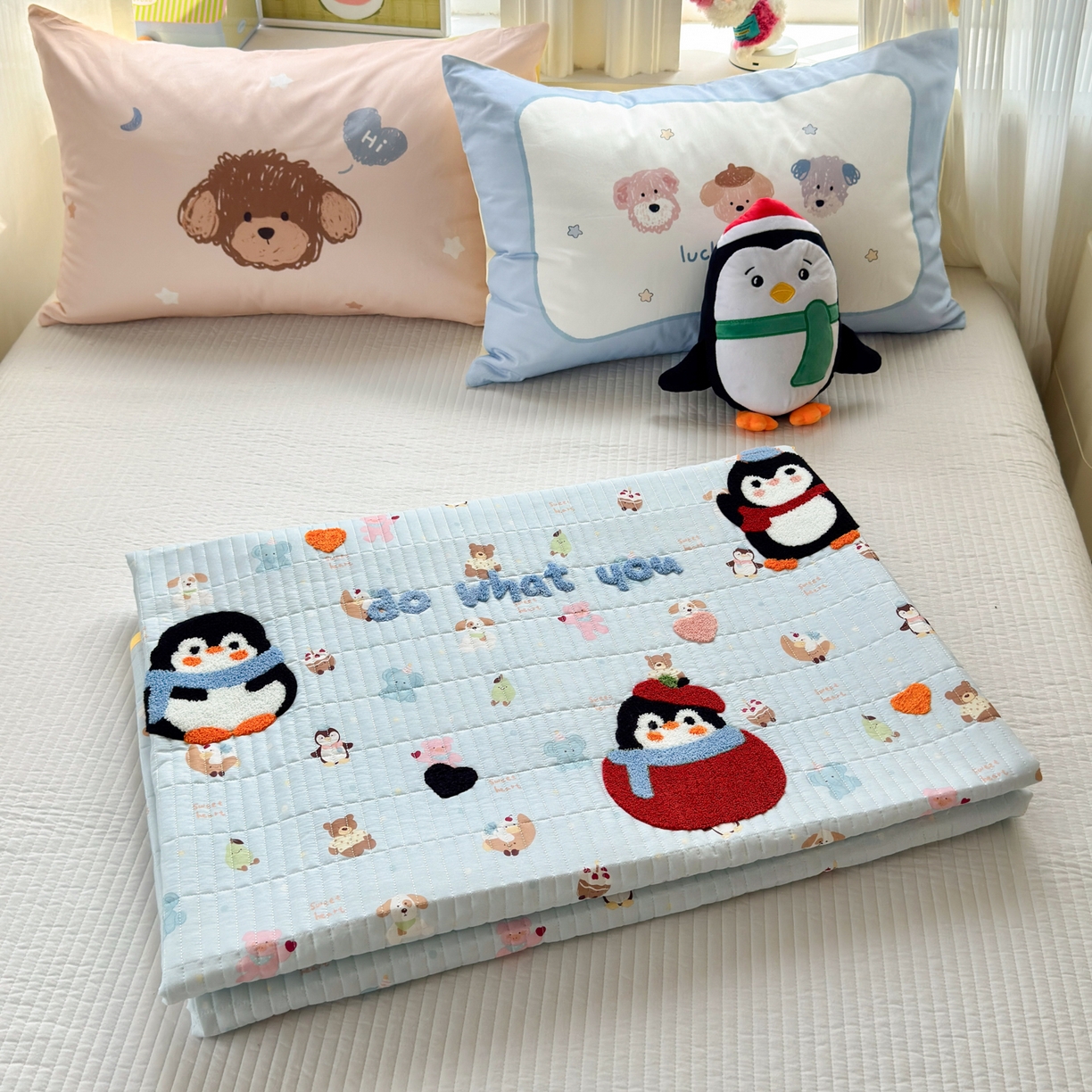91家纺网 家纺一手货源 找家纺 妮可 2026新款全棉毛巾绣夹棉床盖四件套搭配大版数码印花枕套 企鹅宝宝