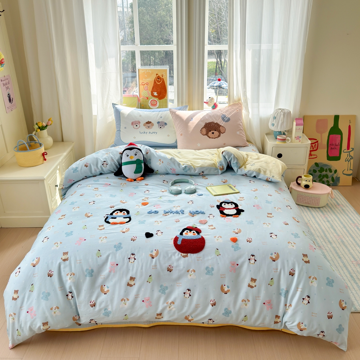 91家纺网 家纺一手货源 找家纺 妮可 2026新款全棉毛巾绣夹棉床盖四件套搭配大版数码印花枕套 企鹅宝宝