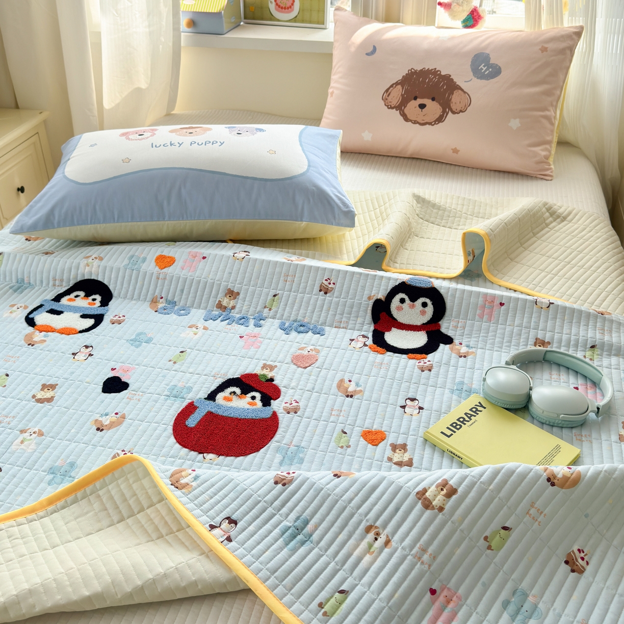 91家纺网 家纺一手货源 找家纺 妮可 2026新款全棉毛巾绣夹棉床盖四件套搭配大版数码印花枕套 企鹅宝宝