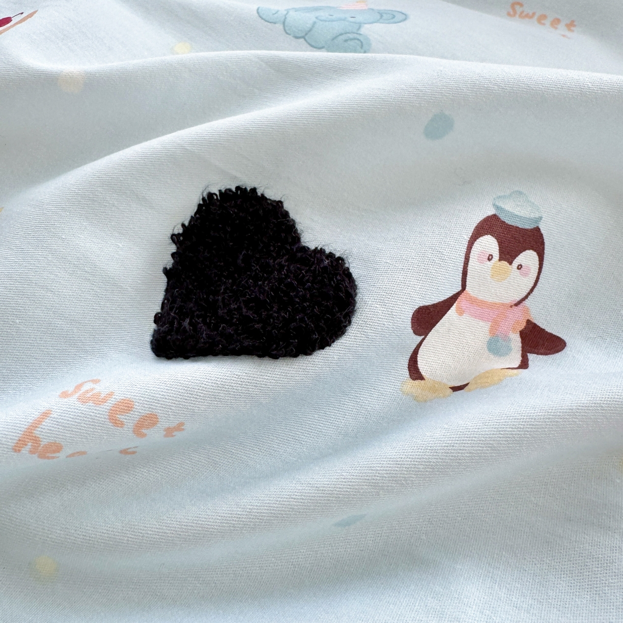 91家纺网 家纺一手货源 找家纺 妮可 2026新款全棉毛巾绣夹棉床盖四件套搭配大版数码印花枕套 企鹅宝宝