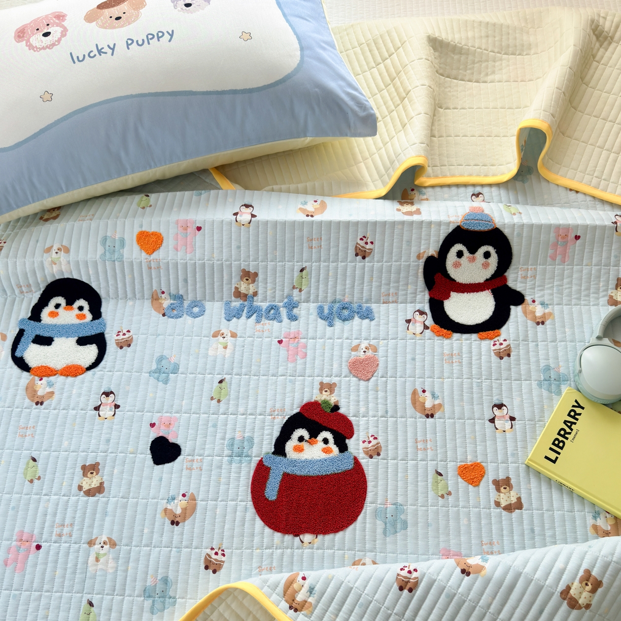 91家纺网 家纺一手货源 找家纺 妮可 2026新款全棉毛巾绣夹棉床盖四件套搭配大版数码印花枕套 企鹅宝宝