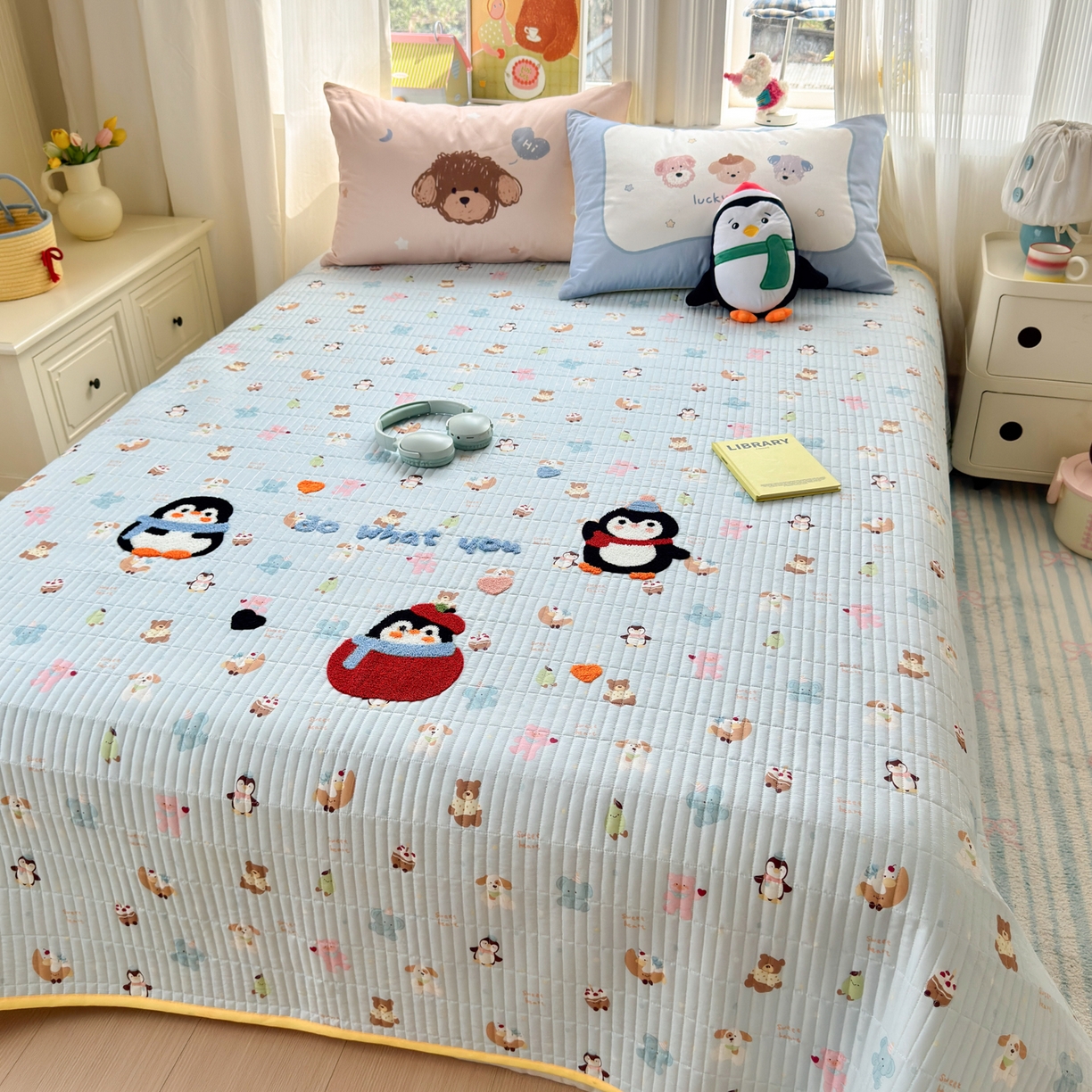 91家纺网 家纺一手货源 找家纺 妮可 2026新款全棉毛巾绣夹棉床盖四件套搭配大版数码印花枕套 企鹅宝宝