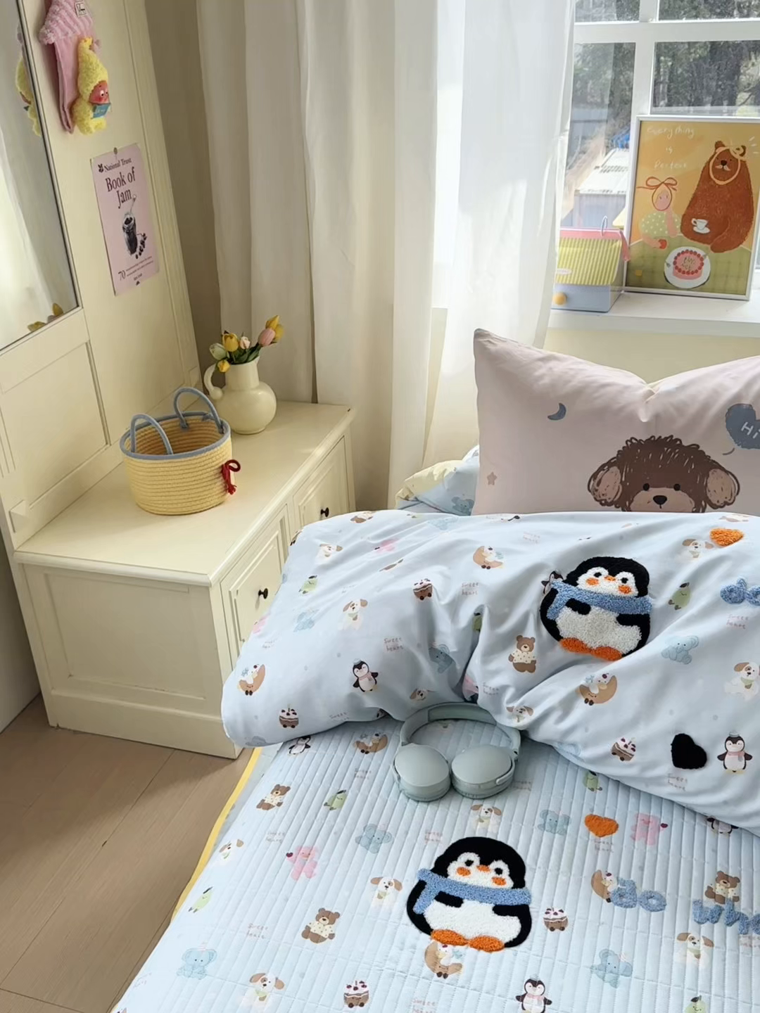 91家纺网 家纺一手货源 找家纺 妮可 2026新款全棉毛巾绣夹棉床盖四件套搭配大版数码印花枕套 企鹅宝宝