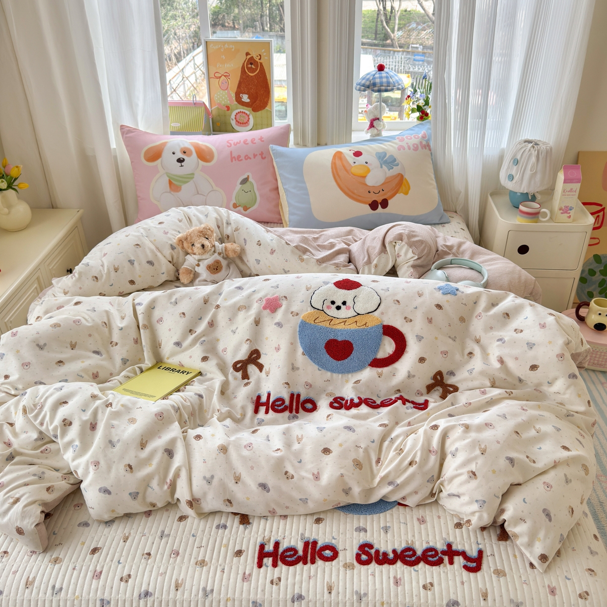 91家纺网 家纺一手货源 找家纺 妮可 2026新款全棉毛巾绣夹棉床盖四件套搭配大版数码印花枕套 甜甜修狗