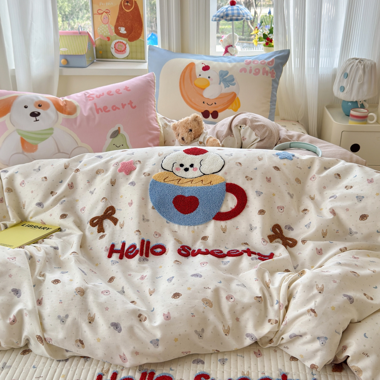 91家纺网 家纺一手货源 找家纺 妮可 2026新款全棉毛巾绣夹棉床盖四件套搭配大版数码印花枕套 甜甜修狗