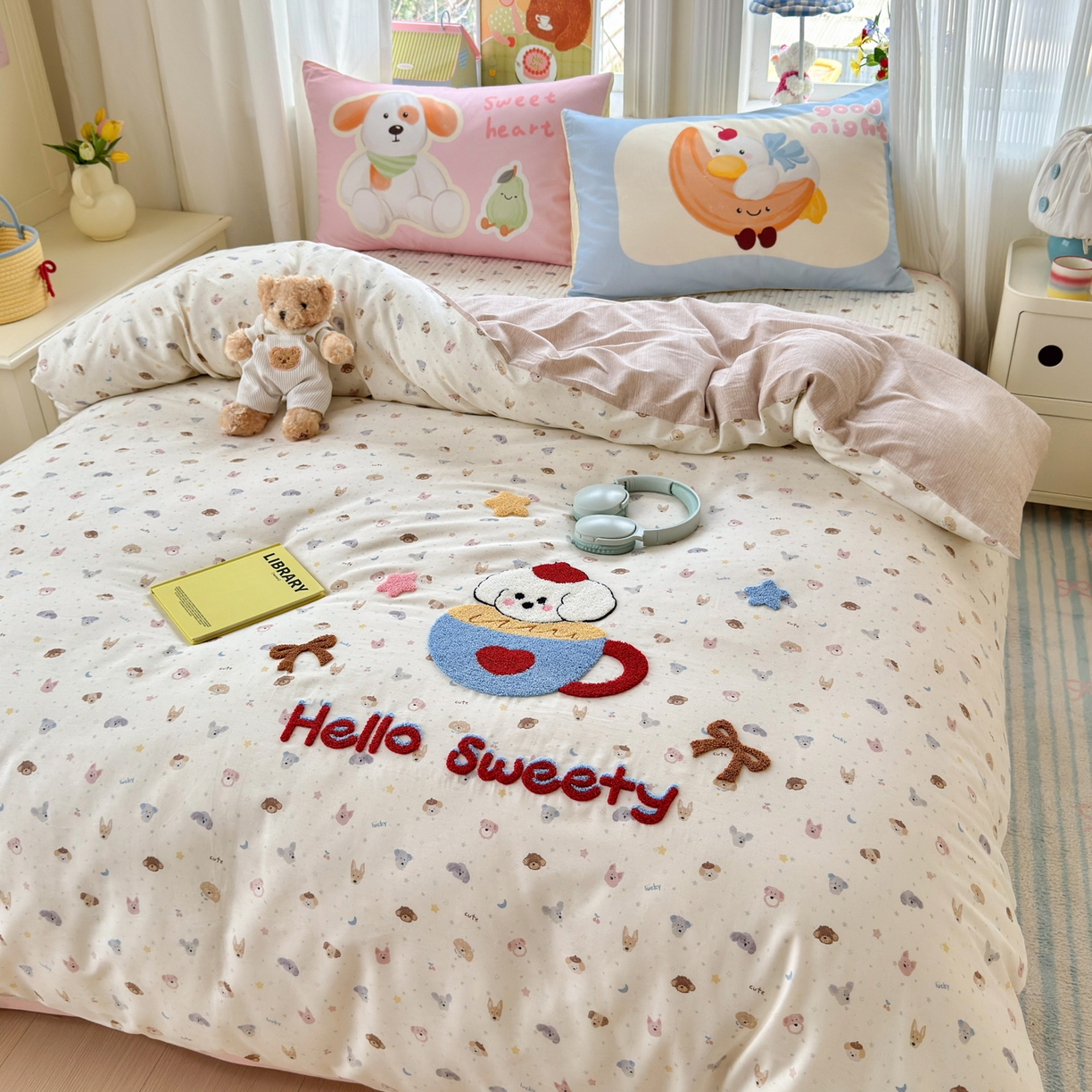 91家纺网 家纺一手货源 找家纺 妮可 2026新款全棉毛巾绣夹棉床盖四件套搭配大版数码印花枕套 甜甜修狗