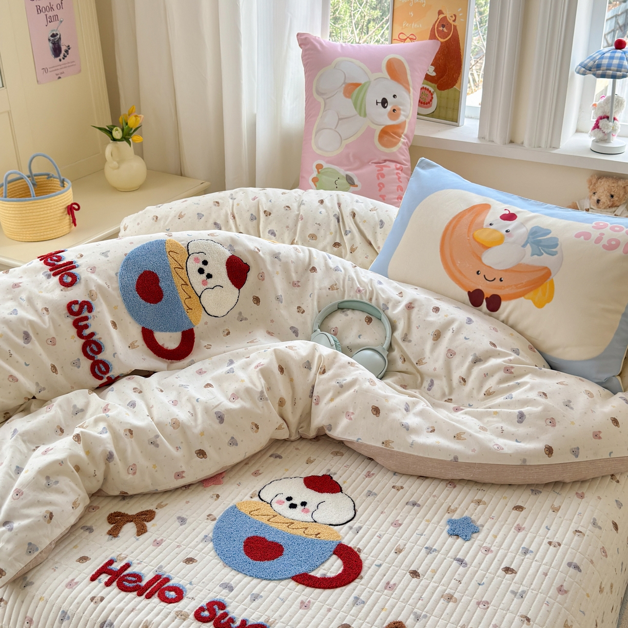 91家纺网 家纺一手货源 找家纺 妮可 2026新款全棉毛巾绣夹棉床盖四件套搭配大版数码印花枕套 甜甜修狗