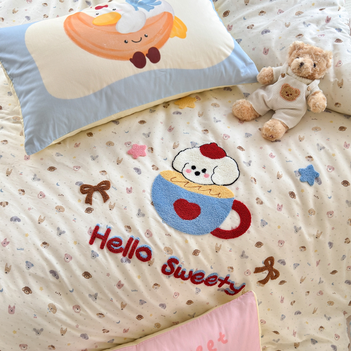 91家纺网 家纺一手货源 找家纺 妮可 2026新款全棉毛巾绣夹棉床盖四件套搭配大版数码印花枕套 甜甜修狗