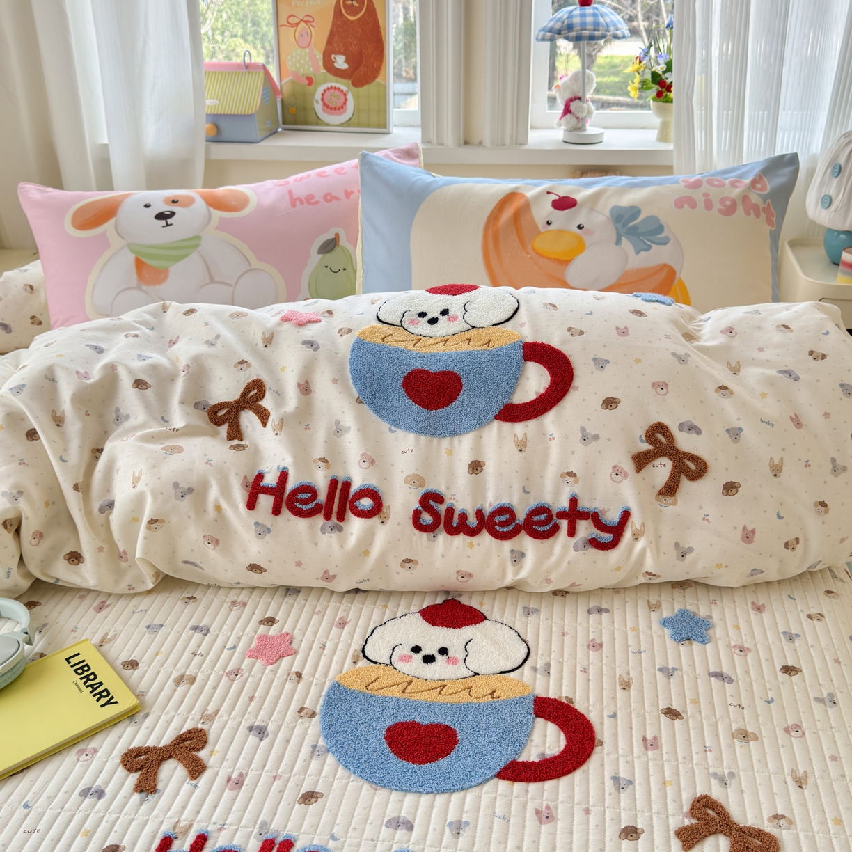 91家纺网 家纺一手货源 找家纺 妮可 2026新款全棉毛巾绣夹棉床盖四件套搭配大版数码印花枕套 甜甜修狗