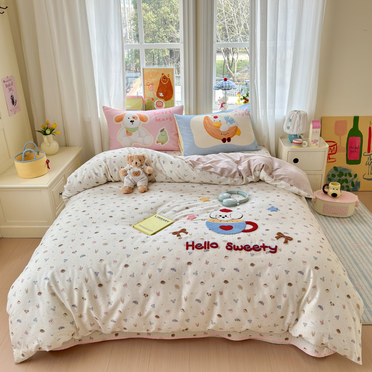 91家纺网 家纺一手货源 找家纺 妮可 2026新款全棉毛巾绣夹棉床盖四件套搭配大版数码印花枕套 甜甜修狗