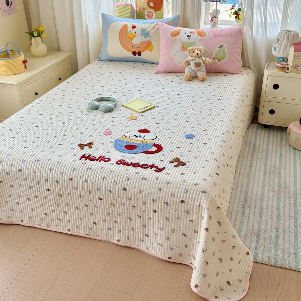 91家纺网 家纺一手货源 找家纺 妮可 2026新款全棉毛巾绣夹棉床盖四件套搭配大版数码印花枕套 甜甜修狗