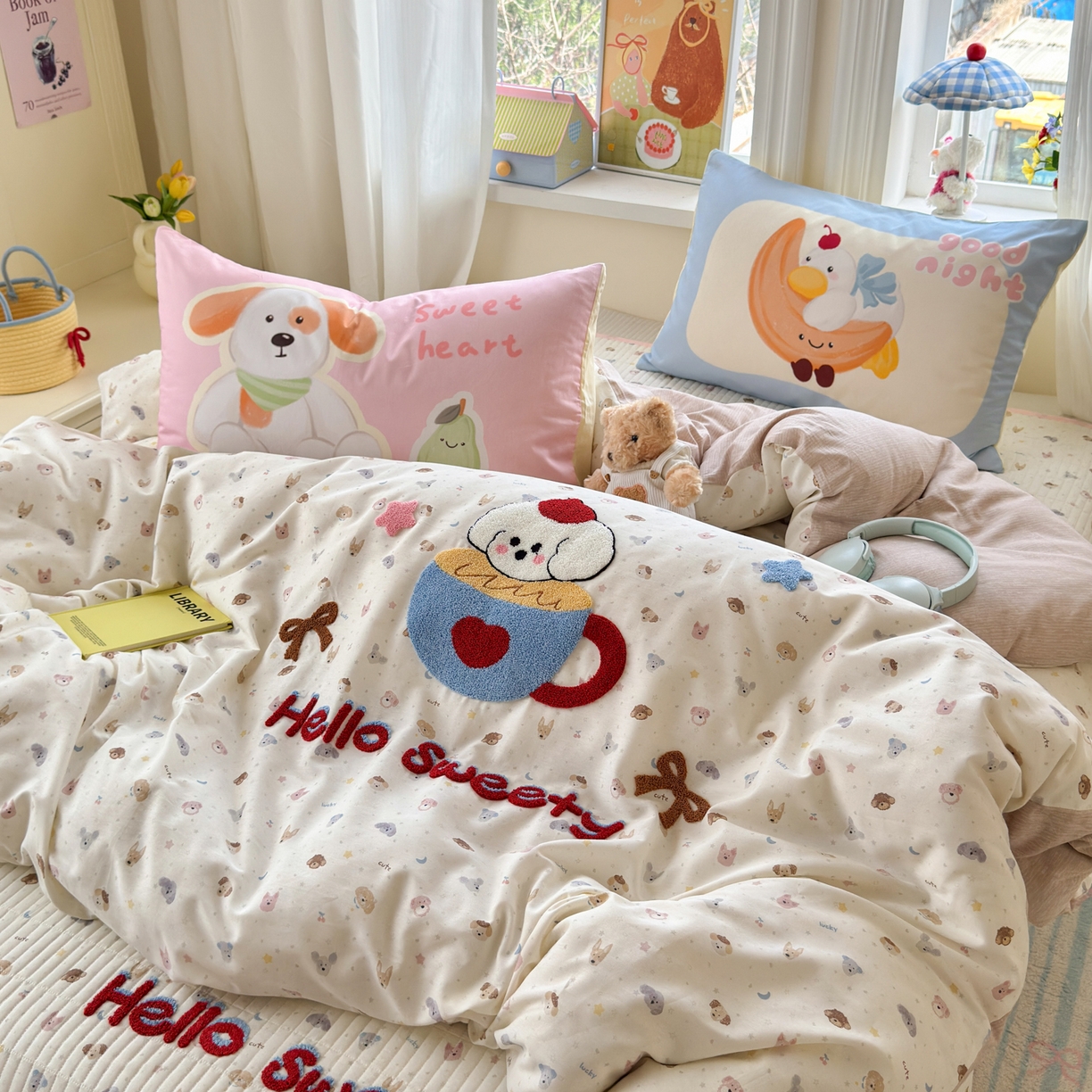 91家纺网 家纺一手货源 找家纺 妮可 2026新款全棉毛巾绣夹棉床盖四件套搭配大版数码印花枕套 甜甜修狗