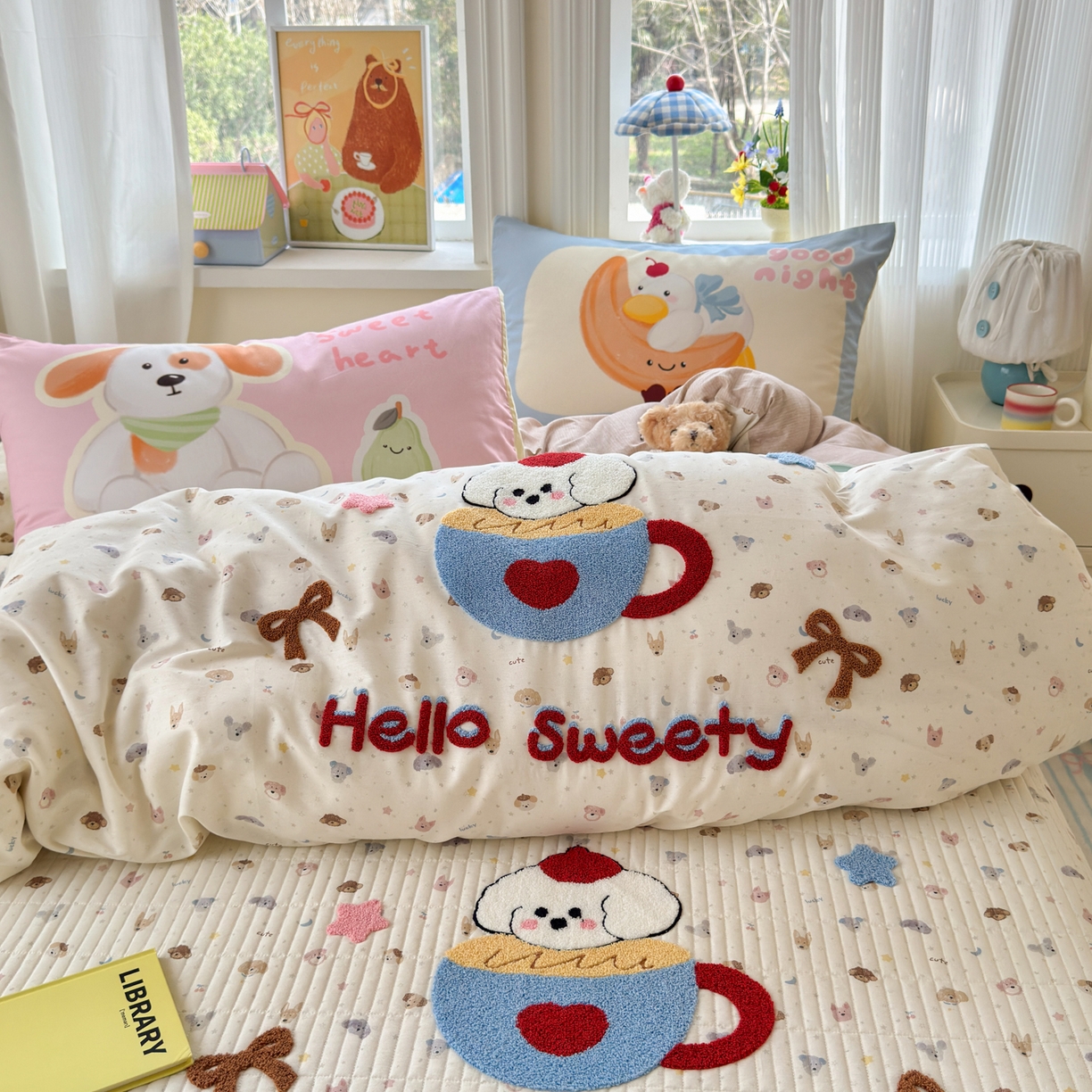 91家纺网 家纺一手货源 找家纺 妮可 2026新款全棉毛巾绣夹棉床盖四件套搭配大版数码印花枕套 甜甜修狗