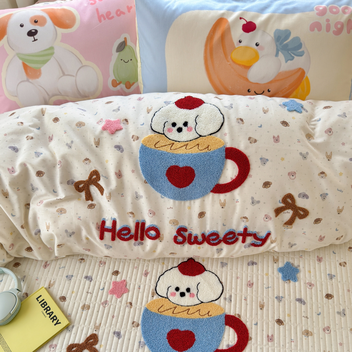 91家纺网 家纺一手货源 找家纺 妮可 2026新款全棉毛巾绣夹棉床盖四件套搭配大版数码印花枕套 甜甜修狗